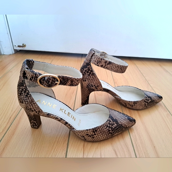Anne Klein SZ 5.5 AKKNELL Tan Beige Stilletto Heels Point Toe Snakeskin EUC - Picture 2 of 7
